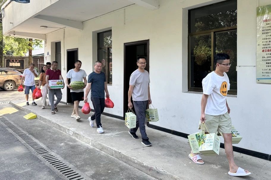 慰問(wèn)關(guān)懷丨金森公司開展“防暑降溫送清涼”走訪慰問(wèn)活動(dòng) 慰問(wèn)關(guān)懷丨金森公司開展“防暑降溫送清涼”走訪慰問(wèn)活動(dòng)